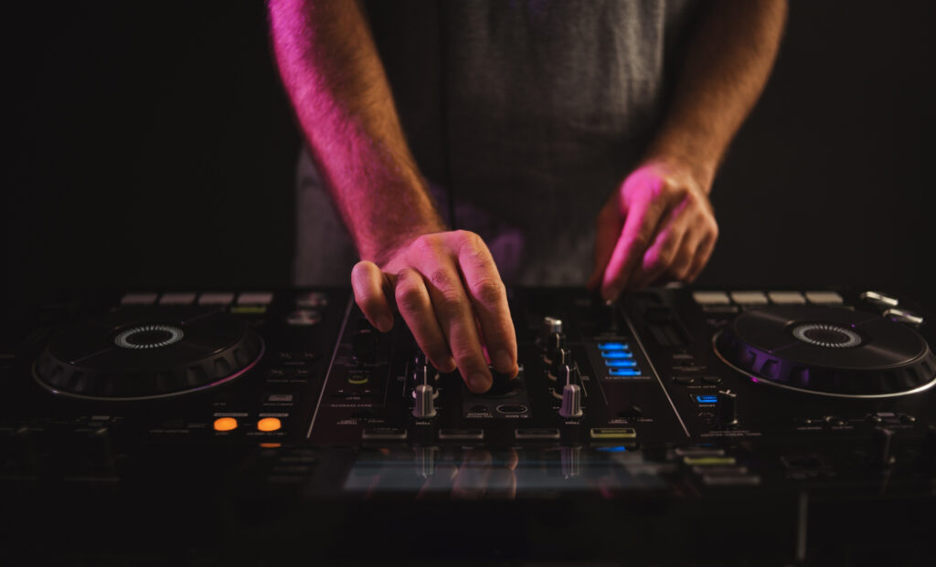 Un homme mixe sur une table de mixage.